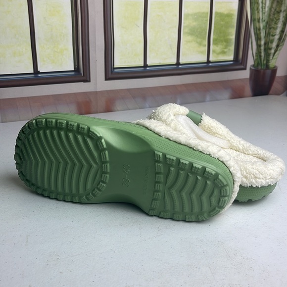 Women Crocs With Soft Insides - Picture 3 of 4